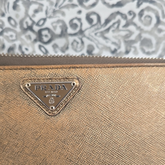 Prada Gold Metallic Wallet Sleek Design With Card Authentic - Picture 11 of 11
